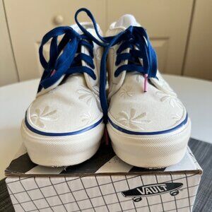 Vans Vault OG Chukka Boot white embroidered floral w/ blue details w7/m5.5 NIB.